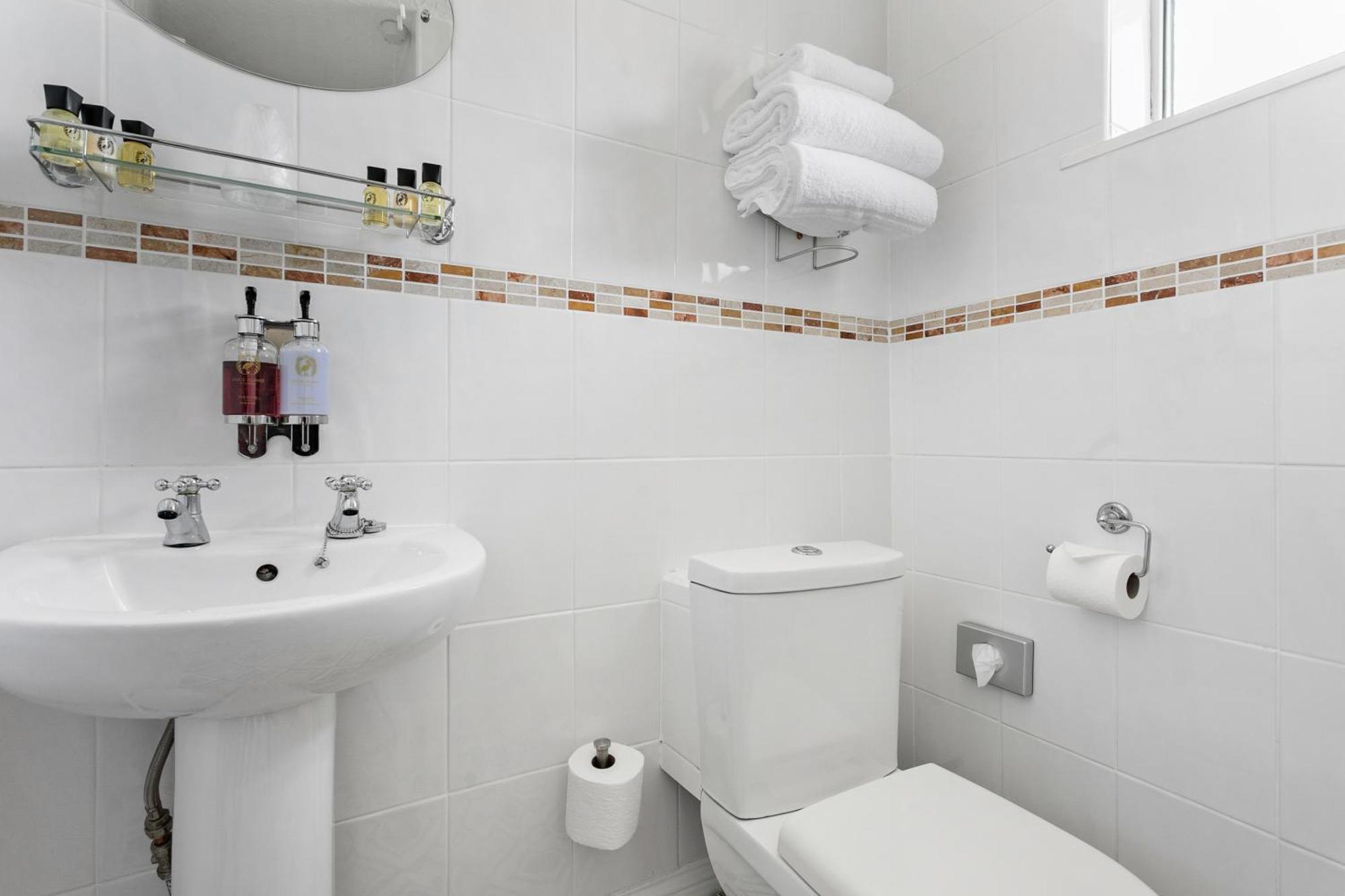 The Station Guest House Galmpton ภายนอก รูปภาพ